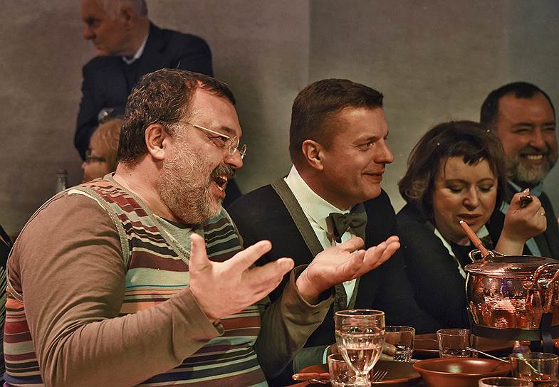 Журналист Леонид Парфенов (второй слева) с женой, телеведущей и ресторатором Еленой Чекаловой на вечеринке Bosco Fresh в ГУМе