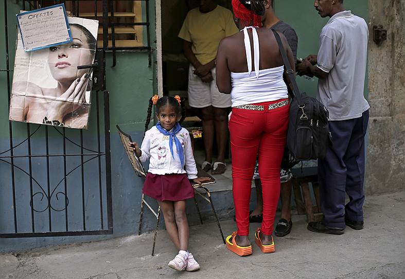 Несмотря на критику со стороны республиканцев, рядовые граждане США приветствуют намерение Белого дома снять ограничения на путешествия по политическим мотивам. Интернет-опрос, организованный газетой Seattle Times, показал, что 82% выступают за отмену запрета, еще 12% также поддерживают открытый туризм на Кубу
