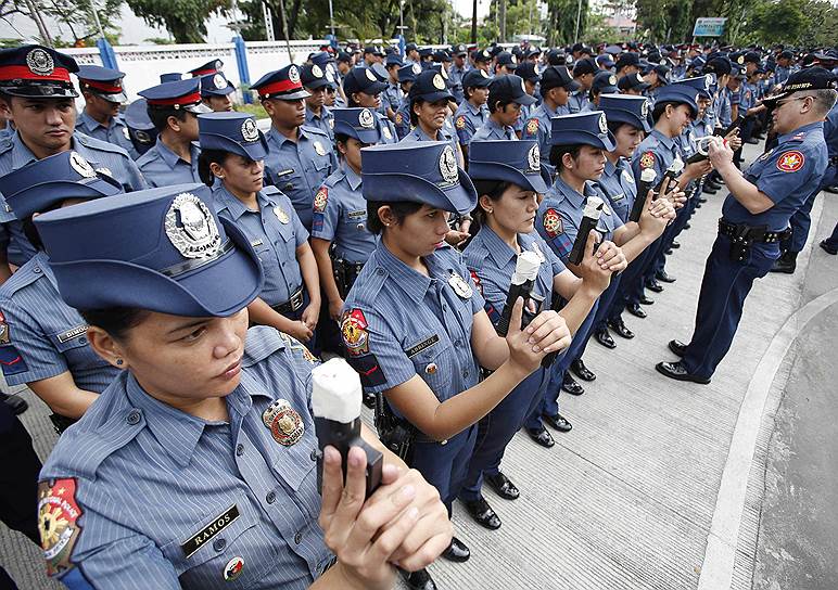 Манила, Филиппины. Всем сотрудникам полиции в стране приказано запечатать дула пистолетов на время празднования Рождества и Нового года во избежание случайной стрельбы