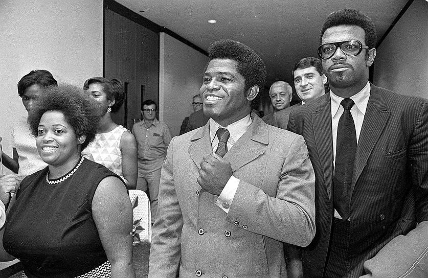 В 1969 году разразился скандал. Мисс Мари Флоренс Браун (на фото слева) — президент фан-клуба Брауна — заявила, что родила от певца сына. Он отрицал свое отцовство, которое так и не было доказано 