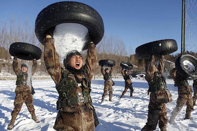 Провинции Хэйлунцзян, Китай. Тренировка военнослужащих Народно-освободительная армия Китая (НОАК) 