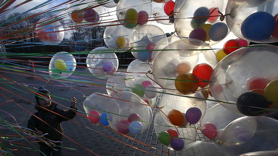 Минск, Белоруссия. Мальчик выбирает воздушный шарик у уличного торговца
