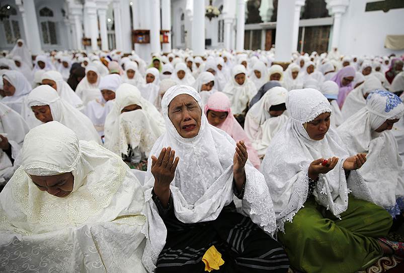 Банда Ачех, Индонезия. Женщины на молитве, посвященной памяти жертв цунами 2004 года