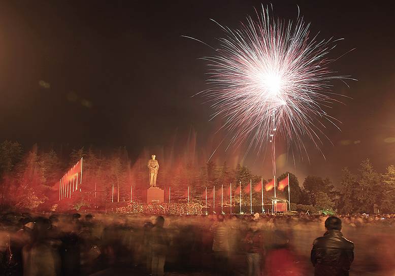 Шаошань, Китай. Салют в честь 121-й годовщины со дня рождения Мао Цзедуна 
