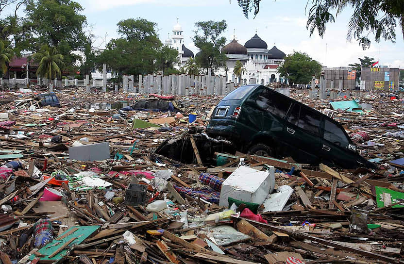 Наибольший ущерб нанесен острову Суматра, одному из крупнейших островов Индонезии и мира, который пострадал не только от цунами, но и непосредственно от землетрясения. До катастрофы на острове проживало 30,9 млн человек