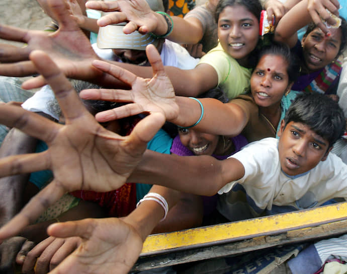 Власти Шри-Ланки сообщали о десятках тысяч погибших и миллионах оставшихся без крова. Наиболее пострадавшими от землетрясения оказались восточные и южные районы страны, где вода продвинулась на 2 км. О разрушениях в северных районах страны, которые контролировались тамильскими сепаратистами, сколько-нибудь надежных сведений нет