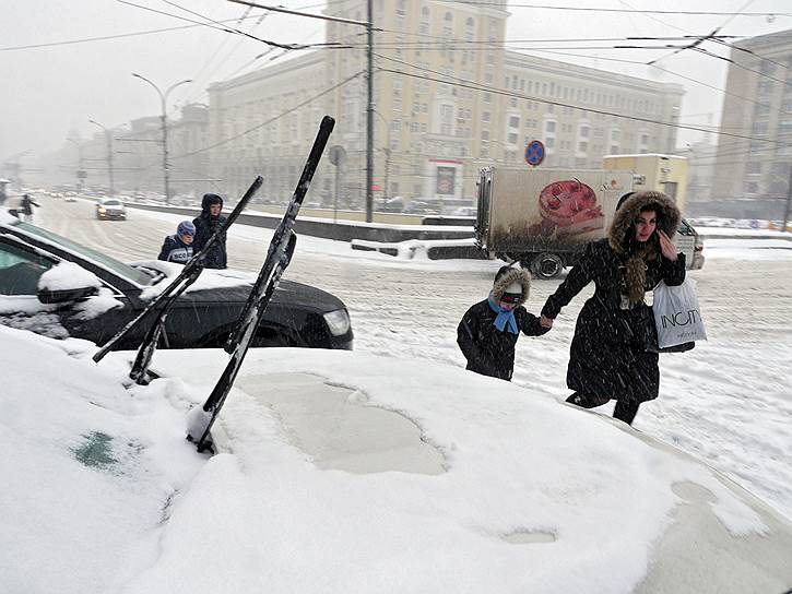 25 декабря. Мощный снегопад спровоцировал масштабные пробки на дорогах Москвы. Уже с утра сервис «Яндекс.Пробки» оценивал загруженность на улицах в 7 баллов, к 11:00 — 9 баллов, с 11:30 — 10 баллов
