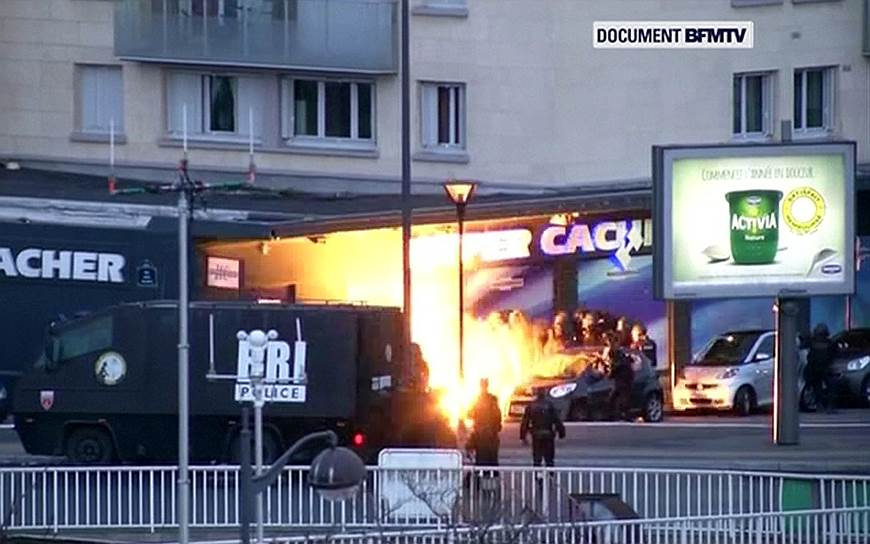 Около 19:00 мск спецназ начал штурм типографии в Дамартен-ан-Гоэль, а спустя несколько минут — магазина «Hypercacher» в Париже