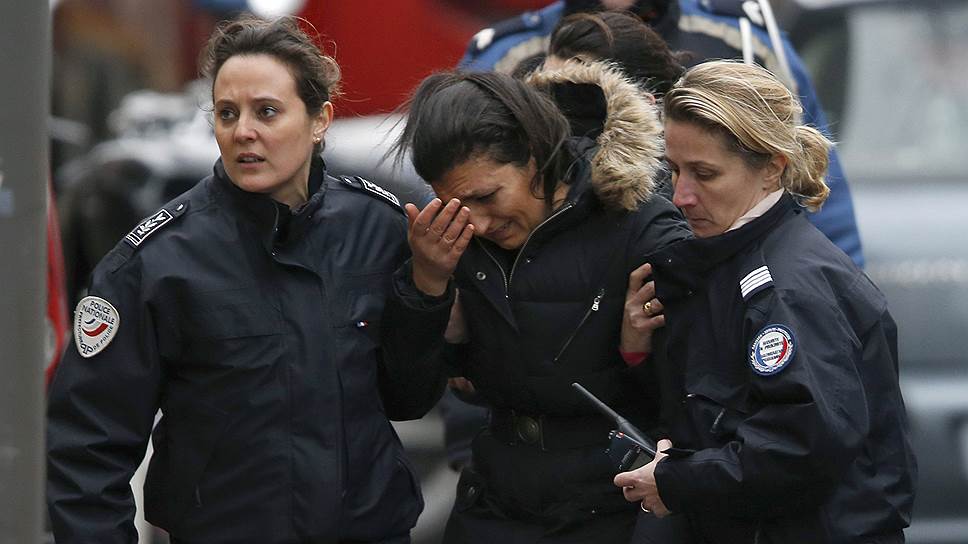 Утром 8 января на южной окраине Парижа был расстрелян дорожный патруль, занимавшийся регистрацией ДТП. В результате нападения погибла женщина-полицейский, еще один сотрудник дорожной полиции был ранен. Стрелявшему удалось скрыться&lt;br>На фото — свидетель нападения на патруль