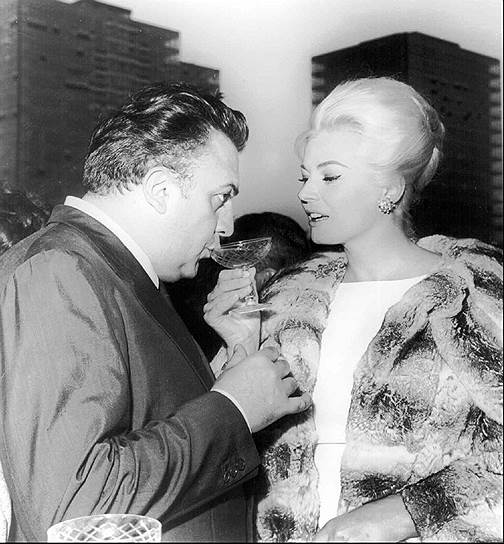В 1960 году Экберг сыграла в «Сладкой жизни» Федерико Феллини (на фото) Сильвию, американскую кинозвезду, от очарования красотой Рима искупавшейся в фонтане Треви и затащившей к себе местного журналиста Марчелло (Марчелло Мастрояни). 