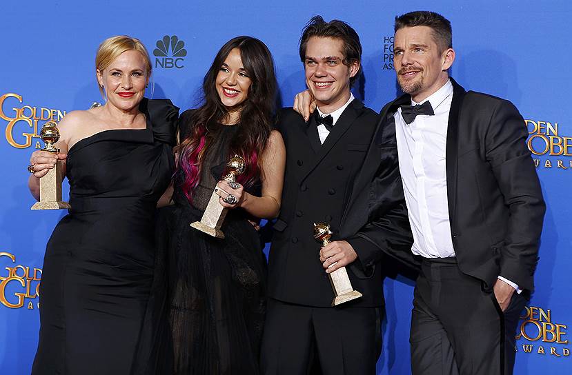 Слева направо: актеры фильма «Отрочество»  Патрисия Аркетт,  Лорелей Линклатер, Эллар Колтран, Итан Хоук. Лента победила в номинации «Лучший драматический фильм»