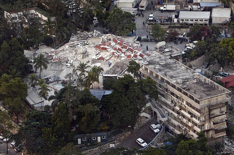 Среди полностью разрушенных зданий оказалась штаб-квартира миротворческой миссии ООН в Республике Гаити, а глава миссии Хеди Аннаби и ряд других высокопоставленных представителей ООН погибли