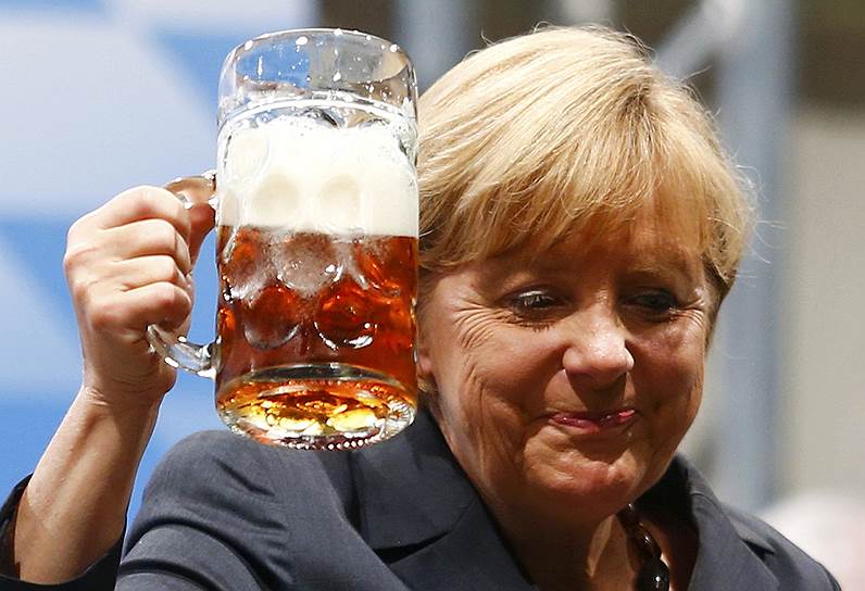 Ангела Меркель была избрана федеральным канцлером Германии 22 ноября 2005 года. Она стала первой женщиной в истории страны, занявшей эту должность, и самым молодым канцлером. С 1991 года работала в правительстве министром по делам женщин и молодежи, затем министром по делам окружающей среды, охраны природы и безопасности ядерных реакторов. В 2002-2005 годах госпожа Меркель возглавляла фракцию ХДС/ХСС в бундестаге