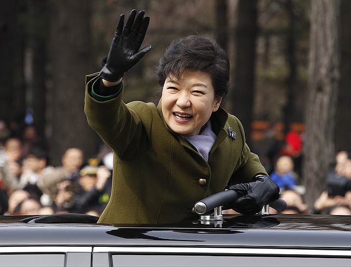 Пак Кын Хе вступила в должность президента Республики Корея 25 февраля 2013 года, сталв первой в истории Южной Кореи женщиной-президентом. С 2000 года она была зампредседателя, затем председателем «Партии великой страны» (ПВС). В 2011 году де-факто возглавила реформированную ПВС, а в 2012 году партия одержала победу на парламентских выборах