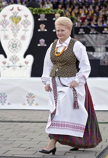Даля Грибаускайте является президентом Литвы с 12 июля 2009 года. Она стала первой женщина на этом посту в истории страны, а также первым президентом, переизбранным на второй срок (переизбрана в мае 2014 года). Ранее с 2001 года госпожа Грибаускайте работала министром финансов, а с 2004 года — еврокомиссаром, отвечая за финансовое планирование и бюджет. В ноябре 2005 года она была удостоена звания «комиссар года» за усилия по реформированию бюджета ЕС