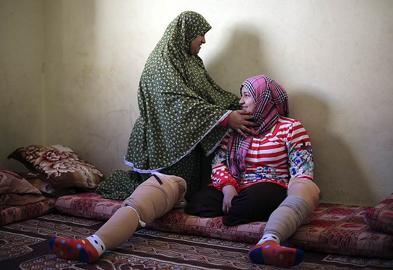 Лагерь беженцев Джабалия на севере сектора Газа, Палестина. Девушки, одна из которых потеряла обе ноги во время последней войны с Израилем 