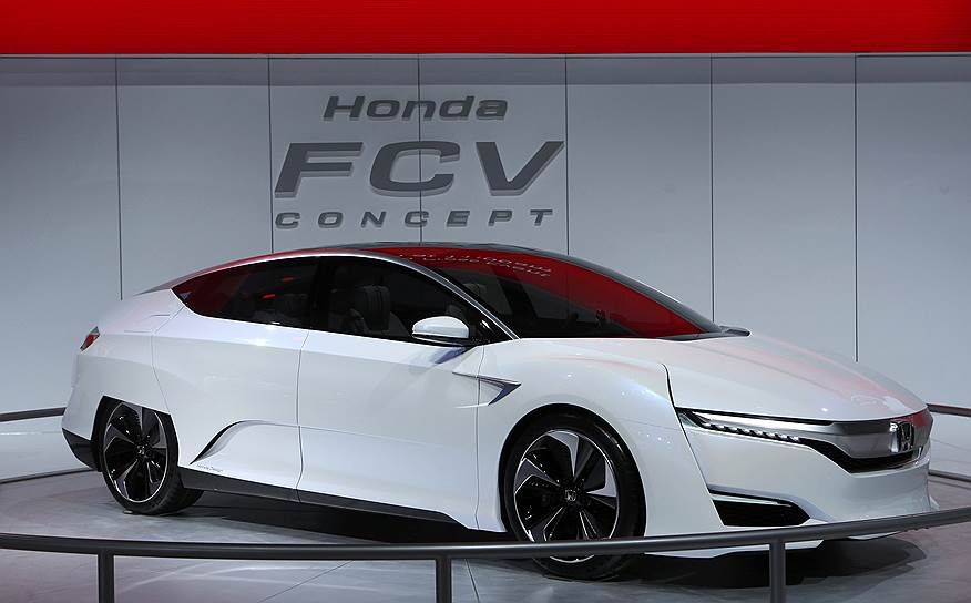 Honda привезла в США водородный концепт FCV. Запас хода составляет 700 км, заправка занимает три минуты. В Японии автомобиль начнут продавать в 2016 году, затем он появится в США и Европе