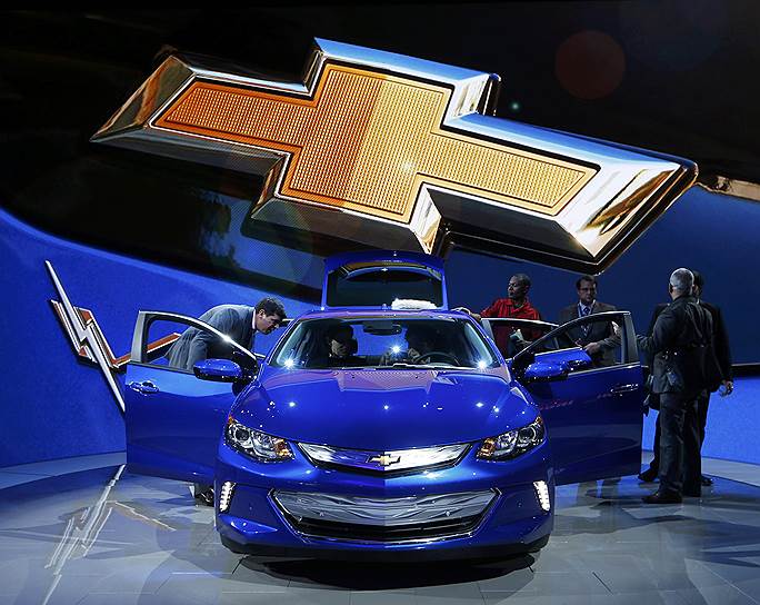 Chevrolet представила гибрид Chevrolet Volt второго поколения. Силовая установка состоит из двух электрических моторов и бензинового двигателя, который используется исключительно для питания батарей. На одном заряде машина может проехать около 80 км, на одном баке бензина — 676 км