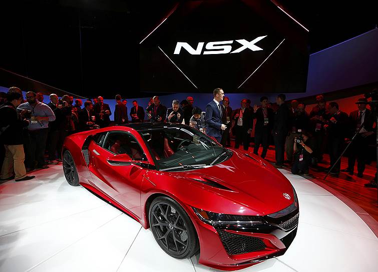 Acura NSX — суперкар, который разрабатывался японцами почти 10 лет. В автомобиле 4 двигателя, бензиновый V6 и три электромотора суммарной мощностью 550 л.с. Коробка передач — 9-ступенчатая. Продажи в США начнутся в конце 2015 года, цены стартуют от $150 тыс.