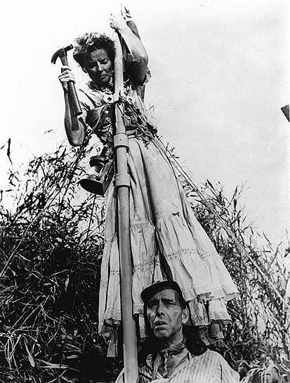 В 1951 году Хамфри Богарт вместе с Кэтрин Хэпберн снялся в фильме «Африканская королева» (кадр из фильма на фото) Джона Хьюстона. Их дуэт впоследствии называли одним из лучших в истории. И если в фильме между Богартом и Хэпберн разыгралась любовь, то в жизни актеры были хорошими друзьями, часто появлявшимися вместе на вечеринках и светских мероприятиях 