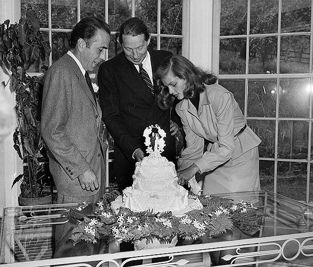 В январе 1945 года состоялась свадьба Богарта и Бэколл (на фото), артисты были вместе до смерти актера в 1957 году. Пара не только была яркой актерской семьей, но и являлась сторонниками Демократической партии и гражданскими активистами. Например, в 1947 году они мобилизовали Голливуд, полетев в Вашингтон на защиту десяти сценаристов и режиссеров — коммунистов, подвергнутых «охоте на ведьм»