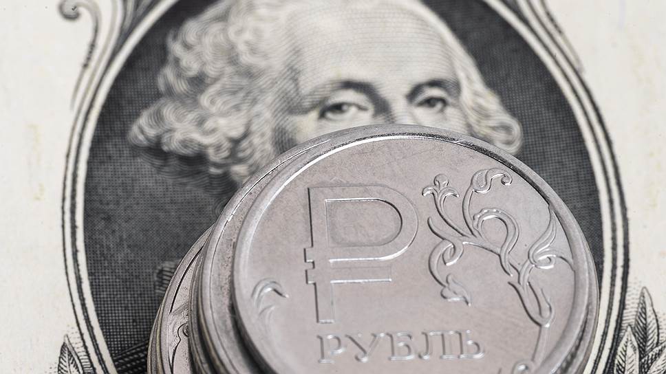 Почему рубль продолжает слабеть