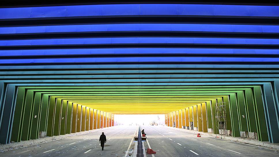 Чжэнчжоу, провинция Хэнань, Китай. Мужчина идет по новому тоннелю в городе