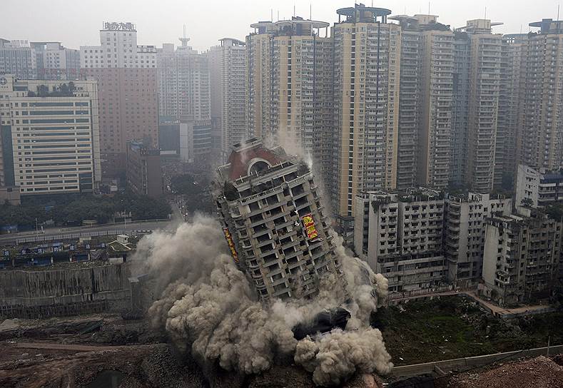 Чунцин, Китай. Снос 22-этажного здания в рамках городского проекта урбанизации