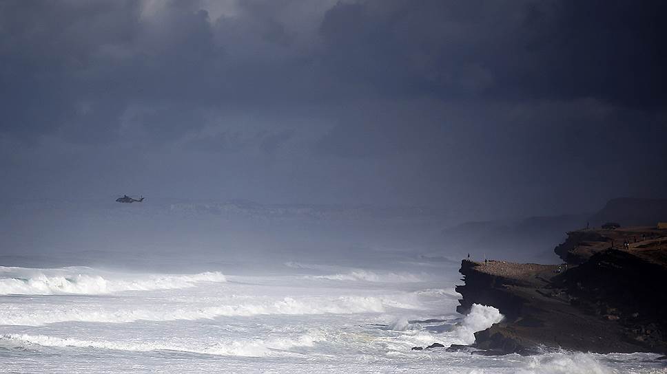 Синтра, Португалия. Вертолет спасателей во время поиска рыбаков, пропавших после кораблекрушения