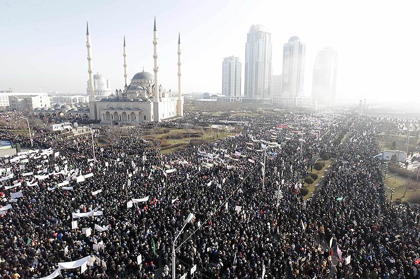 Люди с плакатами «Мы любим пророка Мухаммеда», «Нет карикатурам на пророка Мухаммеда» и «Ислам — религия добра и созидания» прошли от площади «Минутка» до мечети «Сердце Чечни»
