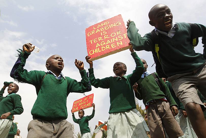 Найроби, Кения. Акция протеста учащихся против возведения застройщиком забора вокруг игровой площадки в школе. Для разгона детского митинга сотрудники полиции применили слезоточивый газ