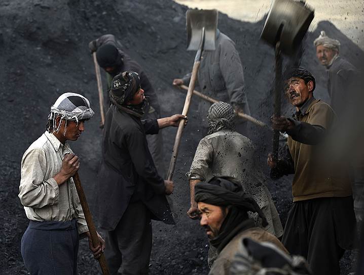 Кабул, Афганистан. Рабочие на угольном складе