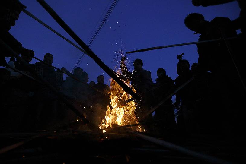 Катманду, Непал. Демонстранты после факельного шествия, организованного оппозиционными партиями