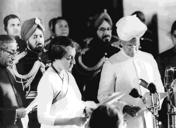 «Мой отец был государственным мужем. Я — всего лишь женщина-политик. Мой отец был святым. Я — нет»
&lt;br>В 1964 году умер отец Индиры Ганди. Новый премьер-министр Лал Бахадур Шастри предложил ей должность в правительстве. Скоро Ганди стала министром информации и радиовещания. В 1966 году Лал Шастри умер. Индира Ганди заняла его место и стала второй в мире женщиной-премьер-министром
&lt;br>На фото: Индира Ганди и президент Индии Сарвепалли Радхакришнан (справа)
