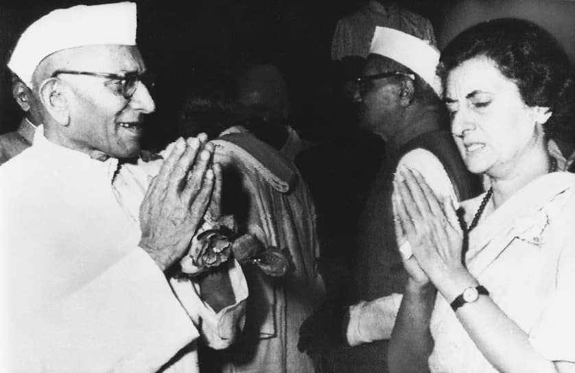 В 1971 году началась очередная война между Пакистаном и Индией. Ее последствия привели к ухудшению экономической и социальной ситуации в стране, вскоре начались беспорядки. В 1975 году Верховный суд признал Ганди виновной в нарушении избирательного законодательства и приказал уйти в отставку, при этом запретив ей любую политическую деятельность сроком на шесть лет. Ганди ответила введением режима ЧП. За этом время Ганди удалось достигнуть улучшения ситуации в стране. В частности, почти прекратились конфликты на религиозной почве
&lt;br>На фото: Индира Ганди и ее преемник на посту премьер-министра Морарджи Десаи 