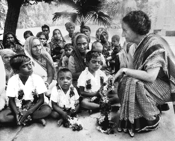 В годы правления Индиры Ганди продолжительность жизни в Индии выросла с 32 до 55 лет, а доля населения, живущего за чертой бедности, сократилась с 60% до 40%. Кроме того, она разрешала приходить к себе всем нуджающимся, чтобы рассказать о своих бедах  