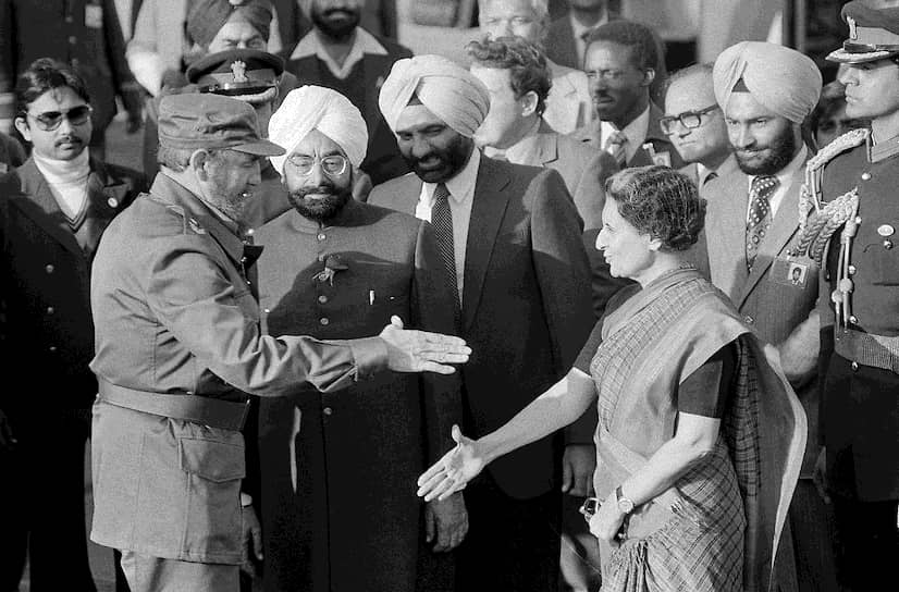 «Нельзя пожать друг другу руки со сжатыми кулаками»
&lt;br>На фото: кубинский революционер Фидель Кастро (слева), президент Индии Заил Сингх (в центре) и Индира Ганди