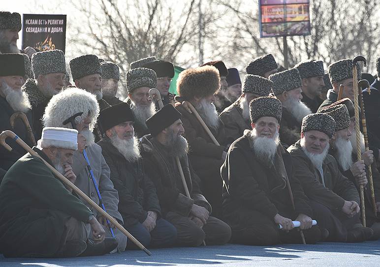 Акция завершилась коллективным намазом возле мечети «Сердце Чечни», после чего манифестанты разошлись по городу
