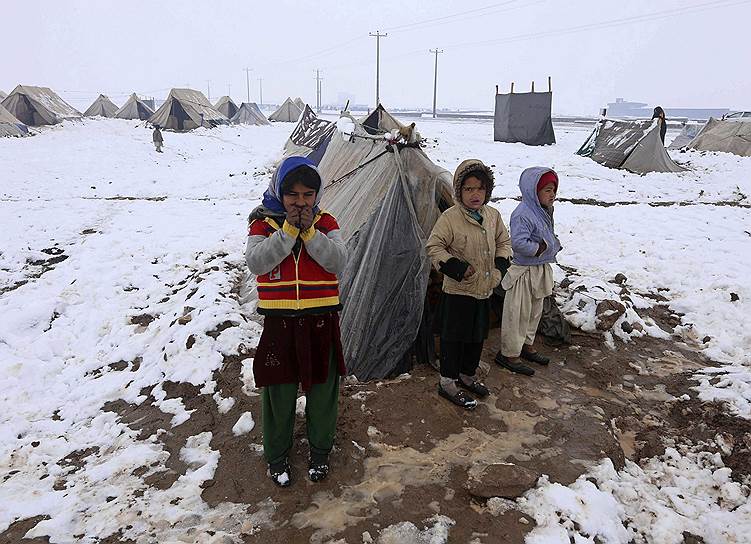 Герат, Афганистан. Дети в лагере беженцев после снегопада