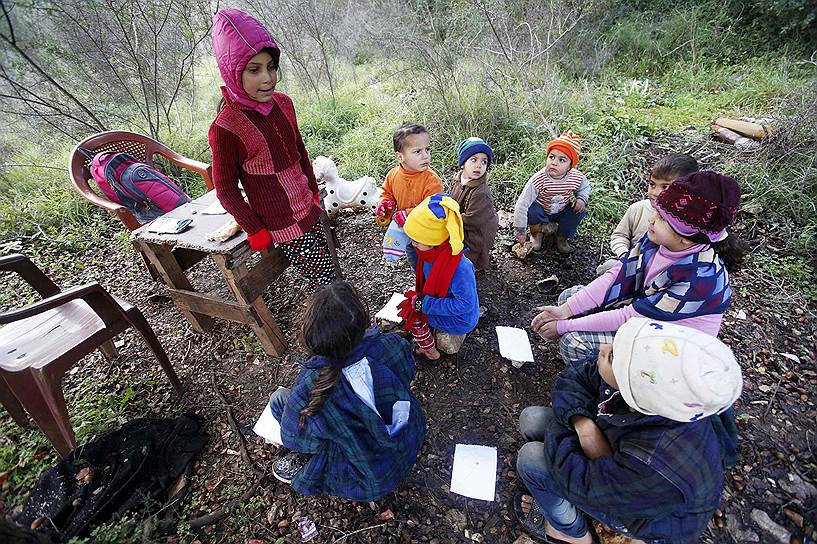 Кетермайя, Ливан. Десятилетняя девочка ведет занятие для младших детей во временном поселении беженцев из Сирии