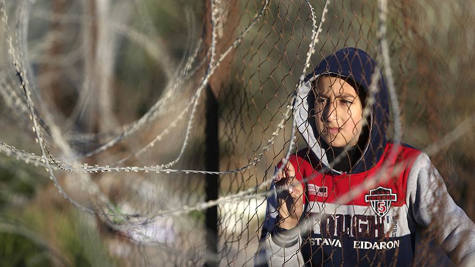 Рафах, Палестина. Мальчик на границе с Египтом во время ожидания разрешения на въезд 
