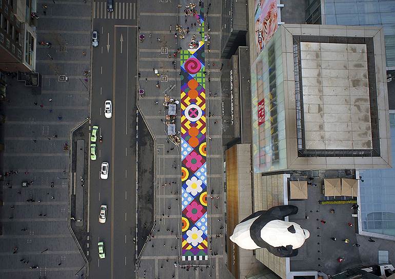 Чэнду, Китай. Создание «ковра» длиной 185 метров и шириной 7 метров из разноцветных конфет