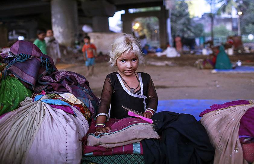 Мумбаи, Индия. Пятилетняя девочка рядом с вещами своей семьи под эстакадой в городе
