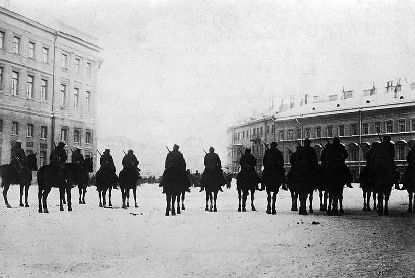 Днем 9 января 1905 года многотысячная демонстрация во главе с Георгием Гапоном подошла к Зимнему дворцу. Многие рабочие пришли вместе с семьями, неся с собой иконы и портреты царя