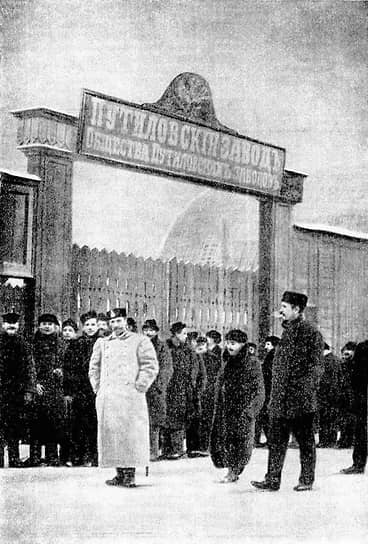 3 января 1905 года началась забастовка на Путиловском заводе, рабочие потребовали введения восьмичасового рабочего дня и возвращения рабочих, уволенных незадолго до этого. Путиловцев поддержали на других заводах, и всего через несколько дней число бастующих превысило 150 тыс. человек