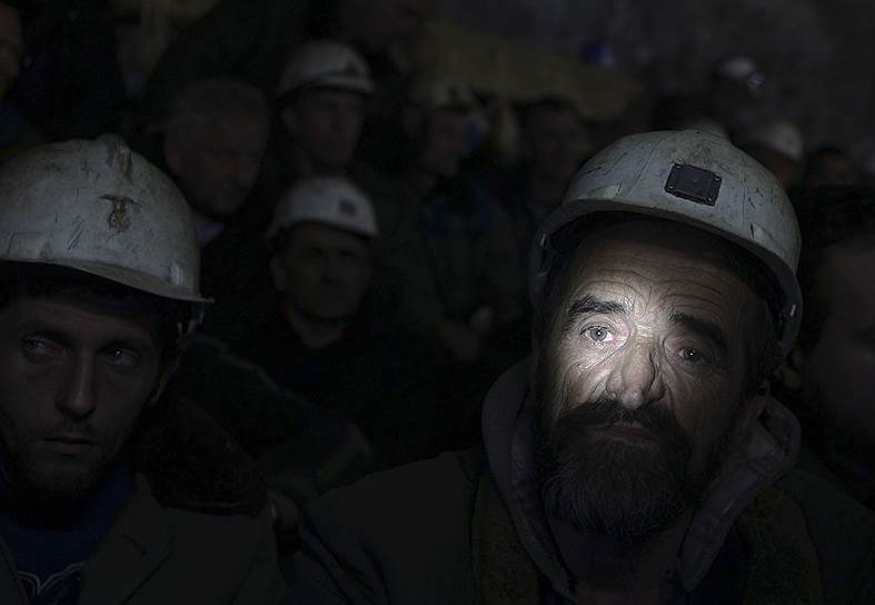 Косовска-Митровица, Косово. Сотни шахтеров отказались подниматься на поверхность земли в знак протеста против решений правительства о судьбе шахты Трепка