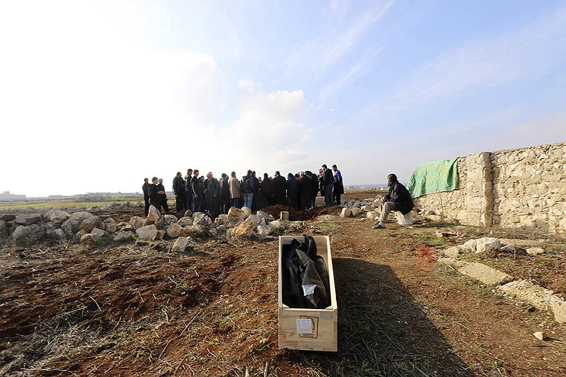 Тель-Рафат, Сирия. Похороны погибших при недавнем авиаударе