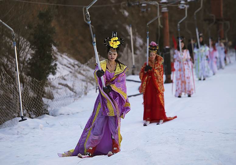Саньмэнься, провинция Хэнань, Китай. Девушки в национальных одеждах на горнолыжном курорте