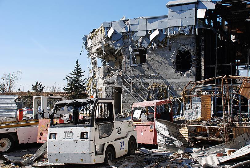 Разрушенное здание в аэропорту Донецка
