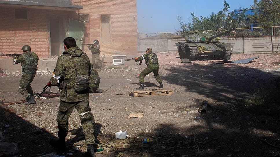 Ополченцы Донецкой народной республики (ДНР) во время боя в районе аэропорта города Донецка